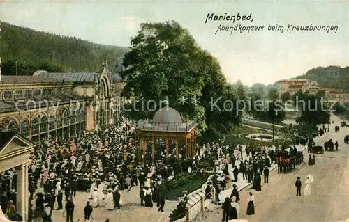 AK / Ansichtskarte Marienbad_Tschechien_Boehmen Abendkonzert beim Kreuzbrunnen Marienbad_Tschechien