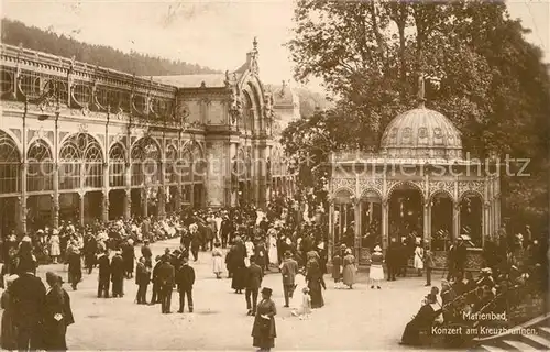 AK / Ansichtskarte Marienbad_Tschechien_Boehmen Konzert am Kreuzbrunnen Marienbad_Tschechien