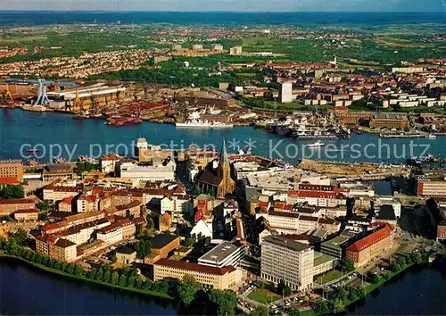 AK / Ansichtskarte Kiel Innenstadt mit Blick auf Werften und Ostufer Fliegeraufnahme Kiel