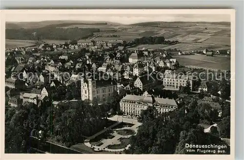AK / Ansichtskarte Donaueschingen Fliegeraufnahme mit Schloss und Kirche Donaueschingen