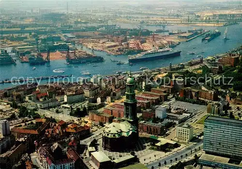 AK / Ansichtskarte Hamburg Michaeliskirche und Hafen mit Queen Elizabeth 2 Fliegeraufnahme Hamburg