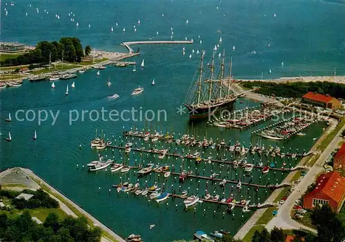 AK / Ansichtskarte Travemuende_Ostseebad Hafenpartie Fliegeraufnahme Travemuende_Ostseebad