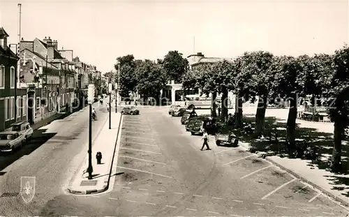 AK / Ansichtskarte Saint Amand Montrond Place Carree Saint Amand Montrond