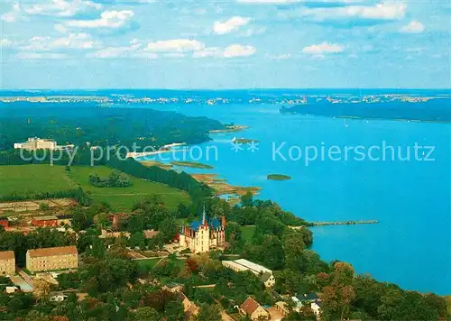 AK / Ansichtskarte Klink_Waren Schloss im Hintergrund Mueritz Hotel und Waren Mecklenburgische Seenplatte Fliegeraufnahme Klink Waren