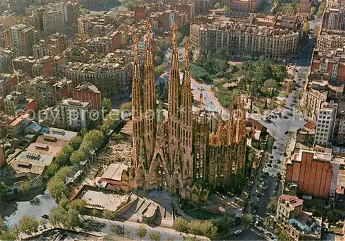 AK / Ansichtskarte Barcelona_Cataluna La Sagrada Familia Fliegeraufnahme Barcelona Cataluna