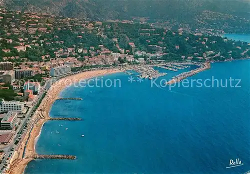 AK / Ansichtskarte Le_Lavandou Vue aerienne sur la plage le port et la colline Cote d Azur Le_Lavandou