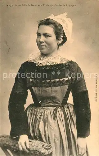 AK / Ansichtskarte Daoulas Jeune fille Etude des Coiffes de Bretagne Costumes Trachten Daoulas