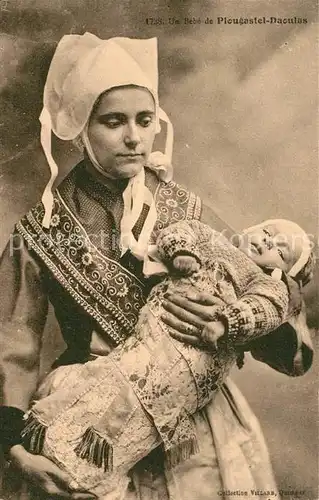 AK / Ansichtskarte Plougastel Daoulas Jeune femme avec son bebe Costumes Trachten Plougastel Daoulas