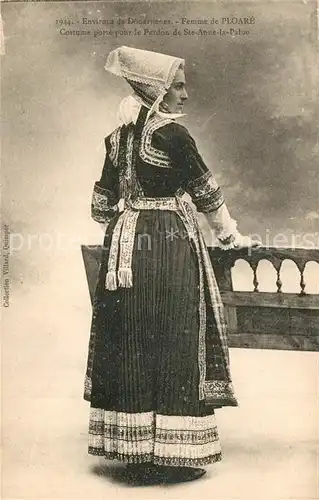 AK / Ansichtskarte Ploare Jeune Femmes Costume porte pour le Pardon de Sainte Anne la Palue Trachten Ploare