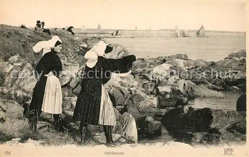 AK / Ansichtskarte Les_Sables d_Olonne Des Sablaises jeune femmes costumes Trachten Les_Sables d_Olonne