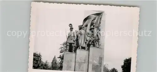 AK / Ansichtskarte Charkow_Charkiv_Charkiw Gruppe am Denkmal Charkow_Charkiv_Charkiw