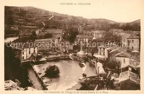 AK / Ansichtskarte Fontaine de Vaucluse Vue d ensemble du Village et du Grand Bassin de la Place Fontaine de Vaucluse
