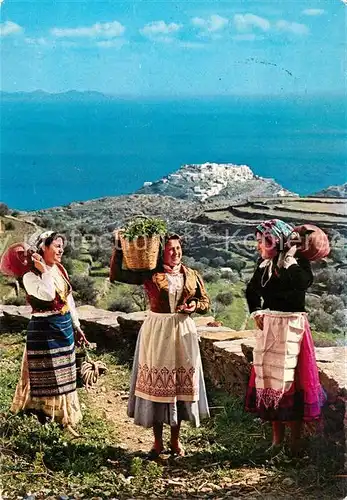 AK / Ansichtskarte Griechenland_Greece Junge Frauen bei der Feldarbeit Trachten Meerblick Griechenland_Greece