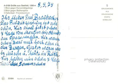 AK / Ansichtskarte Seefeld_Tirol Ortsansicht mit Kirche Blick gegen Karwendelgebirge Reitherspitze Hallenbad Freizeitzentrum Seefeld Tirol