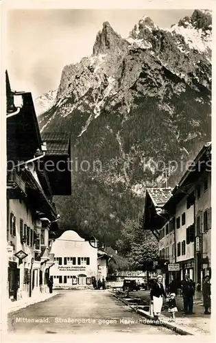 AK / Ansichtskarte Mittenwald_Bayern Strassenpartie gegen Karwendelgebirge Mittenwald Bayern