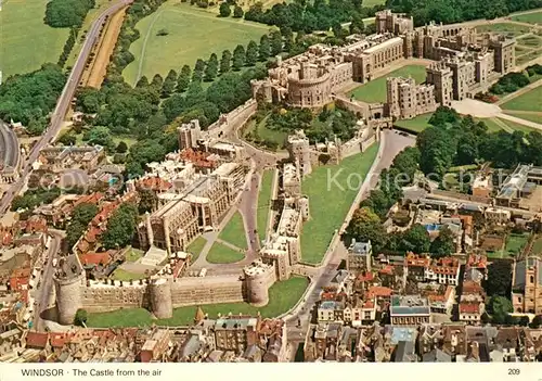 AK / Ansichtskarte Windsor_Castle Fliegeraufnahme Windsor_Castle