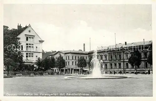 AK / Ansichtskarte Dessau Rosslau Palaisgarten mit Kavalierstrasse Fontaene Dessau Rosslau