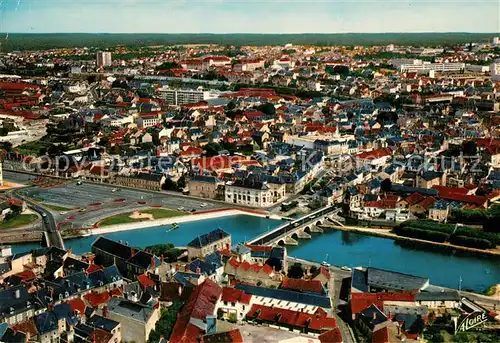 AK / Ansichtskarte Vierzon Le canal du Berry Vue aerienne et le centre de la ville Vierzon
