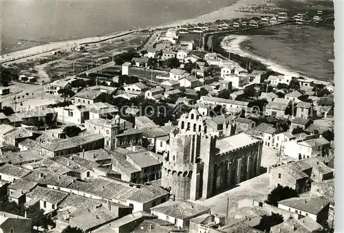 AK / Ansichtskarte Les_Saintes Maries de la Mer Fliegeraufnahme Eglise Les