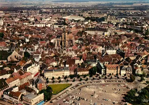 AK / Ansichtskarte Colmar_Haut_Rhin_Elsass La Place Rapp et le Vieux Quartier que domine la Catedrale St Martin Vue aerienne Colmar_Haut_Rhin_Elsass