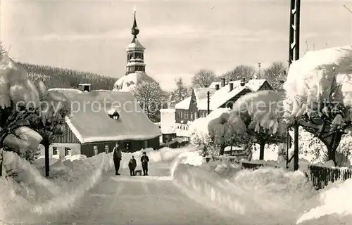 AK / Ansichtskarte Carlsfeld_Erzgebirge Winterpanorama Schlitten Kinder Carlsfeld Erzgebirge