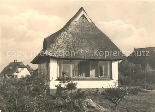 AK / Ansichtskarte Ahrenshoop_Ostseebad Neue Haeuser am Weg zum Hohen Ufer Ahrenshoop_Ostseebad