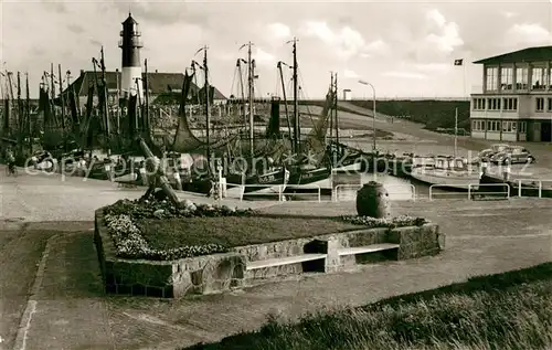 AK / Ansichtskarte Buesum_Nordseebad Alter Hafen Fischkutter Leuchtturm Buesum_Nordseebad