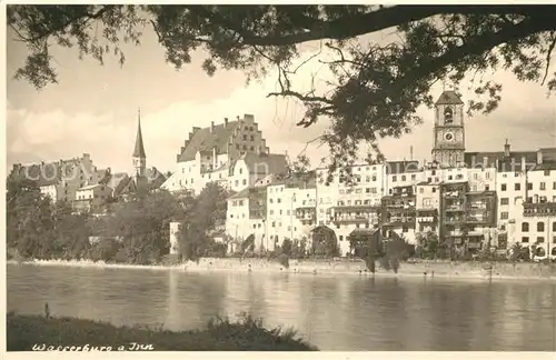 AK / Ansichtskarte Wasserburg_Inn Uferpartie am Fluss mit Blick zur Stadt Wasserburg Inn