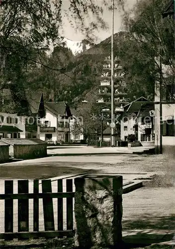 AK / Ansichtskarte Grassau_Chiemgau Dorfplatz mit Maibaum Grassau Chiemgau