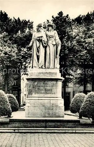 AK / Ansichtskarte Maaseik Standbeeld van Jan en Hubert Van Eyck Denkmal Statuen Maaseik