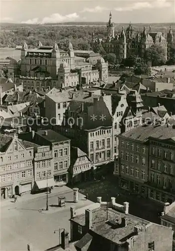 AK / Ansichtskarte Schwerin_Mecklenburg Markt mit Staatstheater und Schloss Fliegeraufnahme Schwerin_Mecklenburg