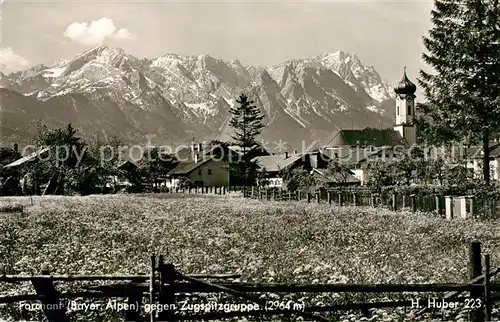 AK / Ansichtskarte Farchant Ortsmotiv mit Kirche gegen Zugspitzgruppe Wettersteingebirge Farchant
