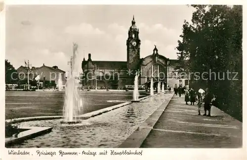 AK / Ansichtskarte Wiesbaden Reisinger Brunnen Wasserspiele Anlage mit Hauptbahnhof Wiesbaden