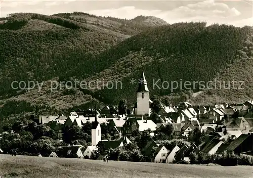 AK / Ansichtskarte Winterberg_Hochsauerland Ortsansicht mit Kirche Heilklimatischer Kurort Winterberg_Hochsauerland