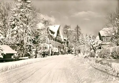 AK / Ansichtskarte Titisee Ortseinfahrt Wintersportplatz Winterimpressionen Schwarzwald Titisee