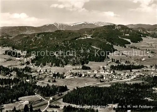 AK / Ansichtskarte Hinterzarten Panorama Luftkurort mit Feldberg Schwarzwald Fliegeraufnahme Hinterzarten