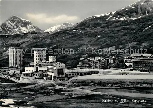 AK / Ansichtskarte Sestriere Panorama Wintersportplatz Italienische Alpen Hochhaeuser Sestriere