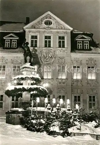 AK / Ansichtskarte Schneeberg_Erzgebirge Bergmannsbrunnen zur Weihnachtszeit Nachtaufnahme Schneeberg Erzgebirge