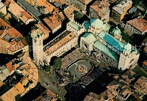 AK / Ansichtskarte Trento Piazza Duomo con la Cattedrale e Palazzo Pretoria Fliegeraufnahme Trento