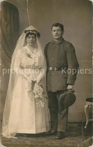 AK / Ansichtskarte Militaria_Deutschland_WK1 Hochzeit Knick Uniform Landwehr Brautkleid 