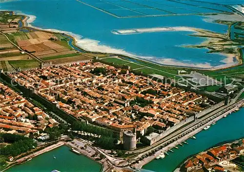 AK / Ansichtskarte Aigues Mortes_Gard Cite medievale Vue panoramique aerienne Aigues Mortes Gard