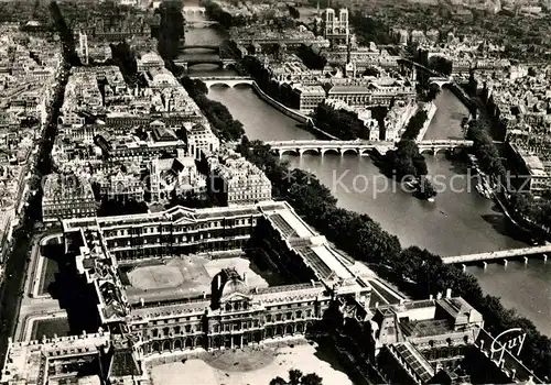 AK / Ansichtskarte Paris Au premier plan Le Palais du Louvre Ile de la Cite Cathedrale Notre Dame Vue aerienne Paris