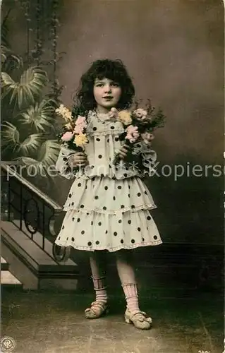 AK / Ansichtskarte Foto_NPG_Nr. 5461 Kind Maedchen Blumen 