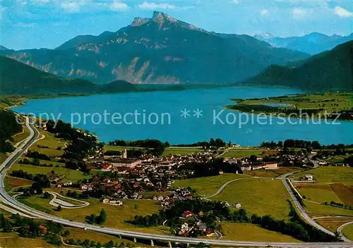 AK / Ansichtskarte Mondsee_Salzkammergut Fliegeraufnahme Seepartie Autobahn Salzburg Wien Mondsee Salzkammergut
