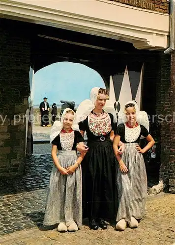 AK / Ansichtskarte Trachten_Holland Zeeuwse Klederdracht 