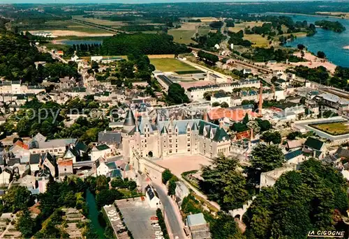 AK / Ansichtskarte Langeais Le Chateau et la ville vue aerienne Langeais