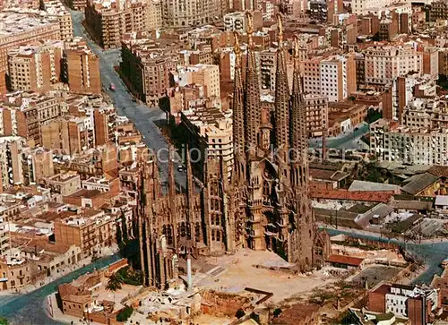AK / Ansichtskarte Barcelona_Cataluna Sagrada Familia vista aerea Barcelona Cataluna