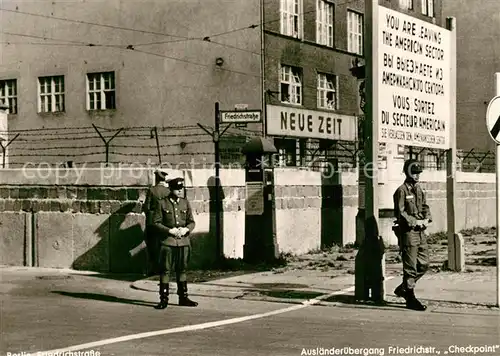 AK / Ansichtskarte Berlin Auslaenderuebergang Friedrichstrasse Checkpoint Berlin