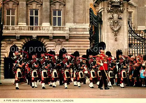 AK / Ansichtskarte Leibgarde_Wache Pipe Band Buckingham Palace London  