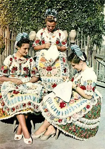 AK / Ansichtskarte Trachten_Ungarn Kalocsa Handarbeit  